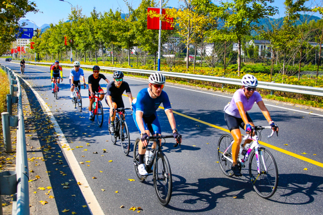 尝鲜修整后杭州亚运会公路自行车赛道迎来首批体验骑行者