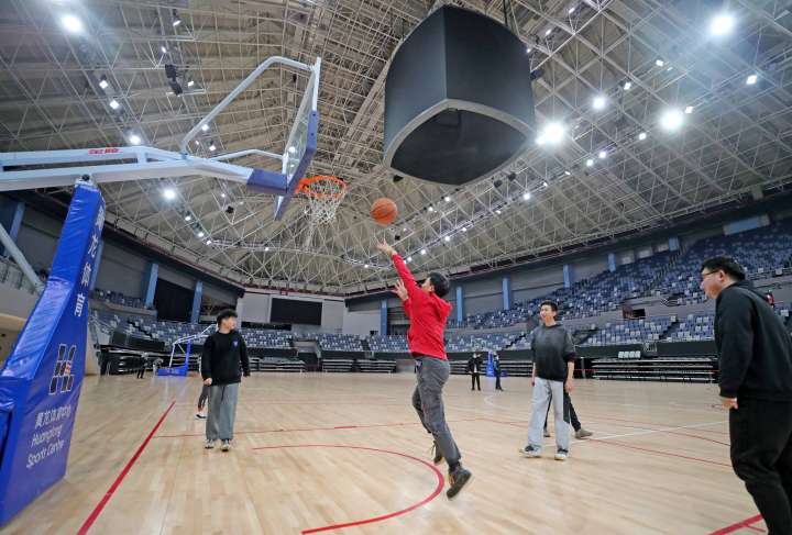 市民们正在杭州黄龙体育馆打篮球