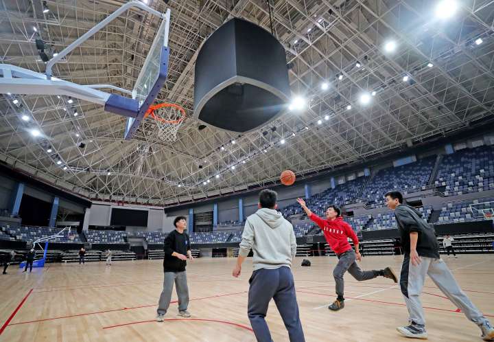 市民们正在杭州黄龙体育馆打篮球