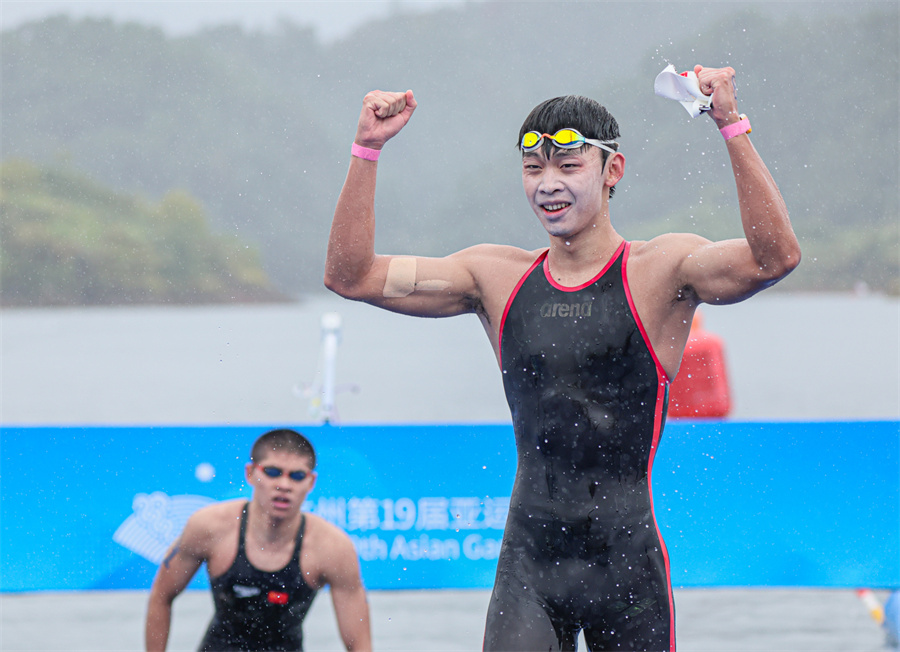 马拉松游泳男子10公里决赛 中国选手张子扬获金牌兰天辰获银牌