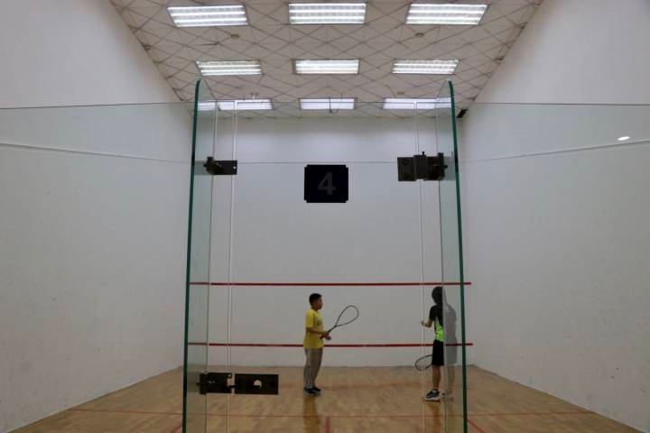 杭州首座360全景玻璃壁球馆选手和观众像置身海底水晶宫