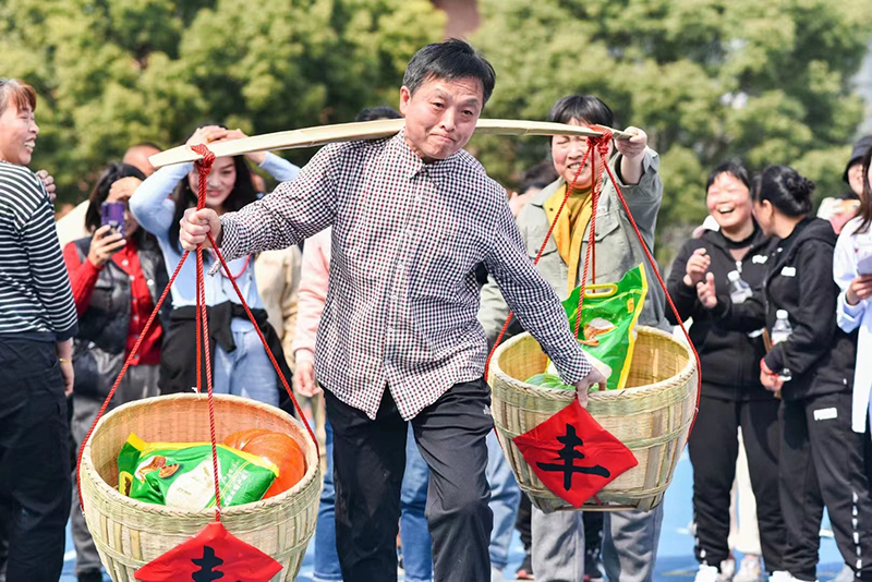 挑扁担也能成为比赛项目 趣味运动会让群众动起来