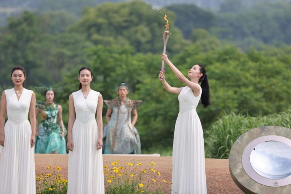 杭州亚运会火种在良渚古城遗址公园成功采集
